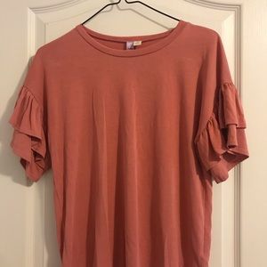 Cute T-shirt with ruffled sleeves